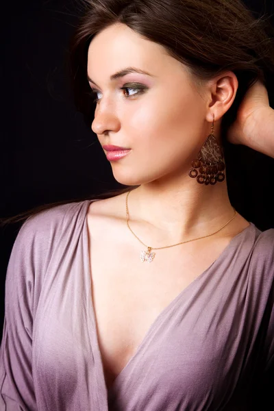 Glamour-Porträt einer eleganten Frau mit klassischen Ohrringen — Stockfoto