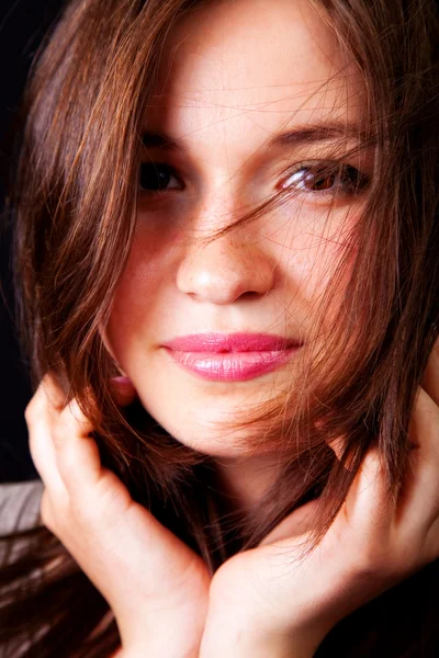Glad Sensuell kvinna med fina läppar och hår — Stockfoto