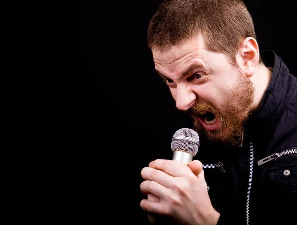 Schreeuw van mannelijke boos rocker op de microfoon — Stockfoto