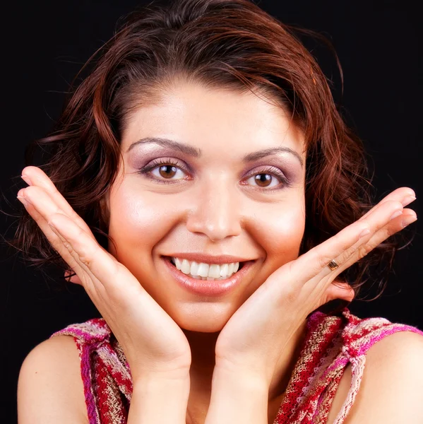 Счастливая радостная женщина с руками на лице — стоковое фото