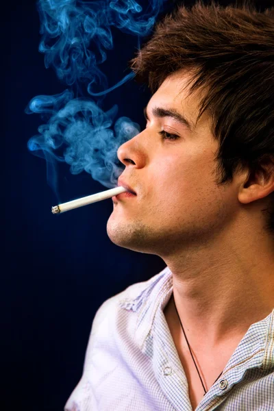 시가 흡연 섹시 멋진 젊은이 — 스톡 사진