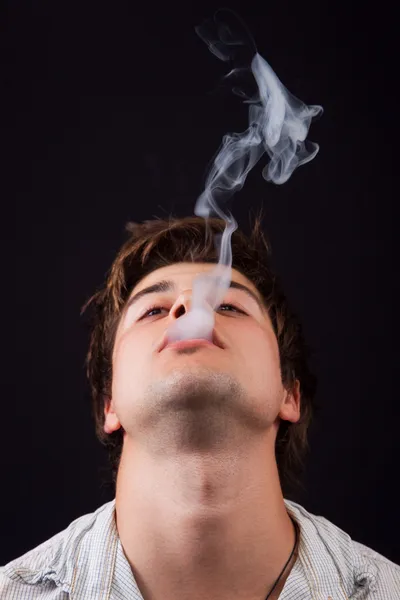 Adamın ağzından yükselen puro duman — Stok fotoğraf