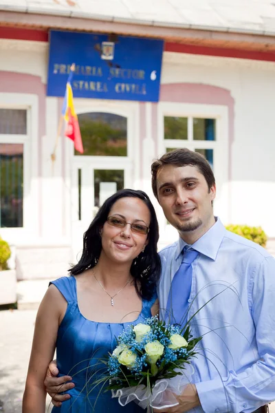 Juste marié - heureux jeune couple en plein air — Photo