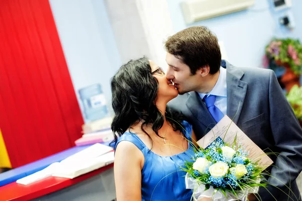 Feliz pareja casada besándose con amor — Foto de Stock