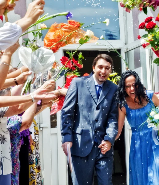 Házasság ünnepe - férj-feleség rizs és virágok — Stock Fotó