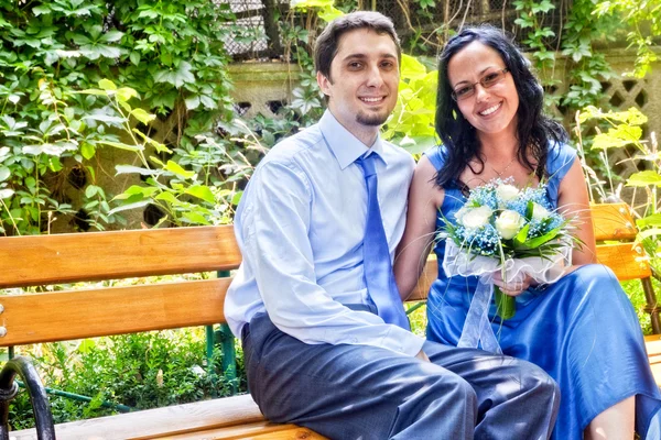坐在长凳上的幸福已婚的夫妇 — 图库照片