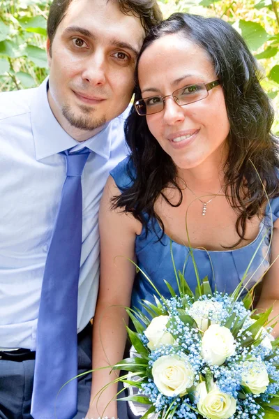 Portret van gelukkige net getrouwde paar — Stockfoto