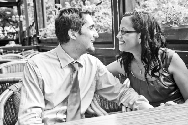 Gelukkige zorgeloos paar lachen in huwelijksreis — Stockfoto