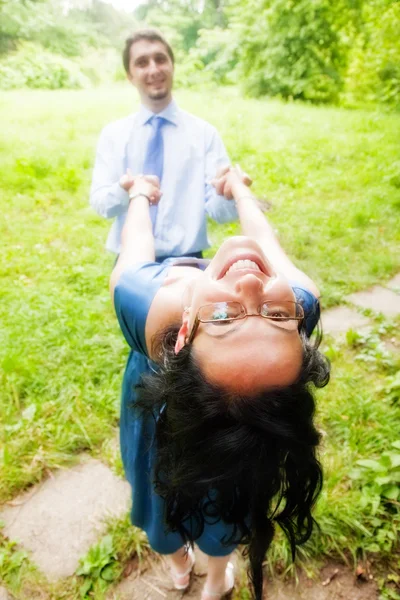 Lyckliga glada paret ha roligt utomhus — Stockfoto