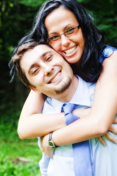 Leende lyckliga glada paret omfattar — Stockfoto