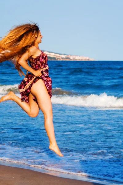 Ευτυχισμένη σέξι γυναίκα άλμα στην παραλία — Φωτογραφία Αρχείου