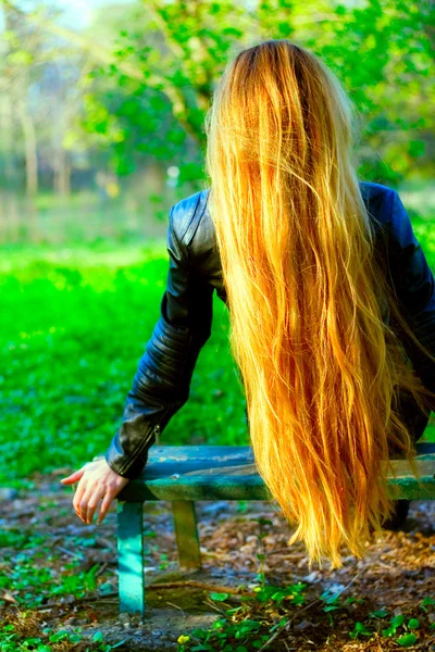 Mulher com incrível cabelo longo — Fotografia de Stock