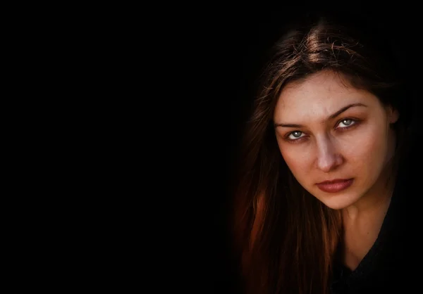 Tvář zla strašidelné brunety — Stock fotografie