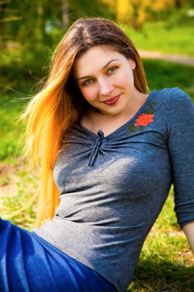 푸른 잔디에 행복 한 아름 다운 금발 여자 — 스톡 사진