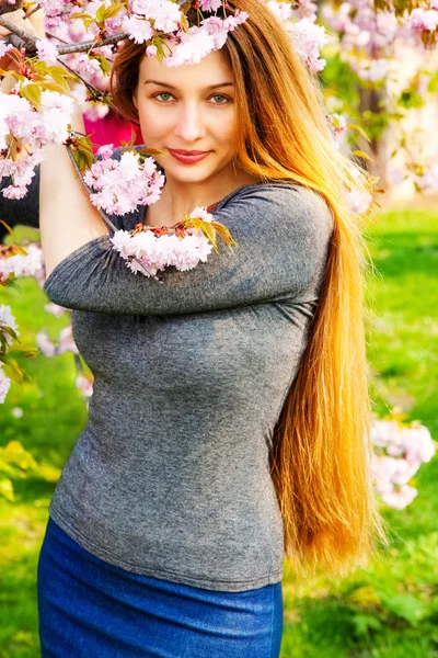 穏やかな女と花満開の桜 — ストック写真