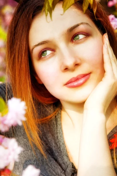 Dia sonhando mulher pensativa e flores de primavera — Fotografia de Stock