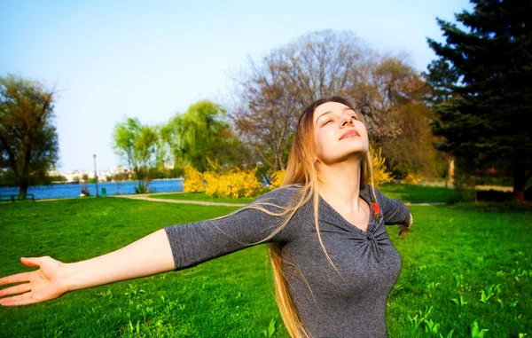 Feliz y libre joven hermosa mujer al aire libre — Foto de Stock