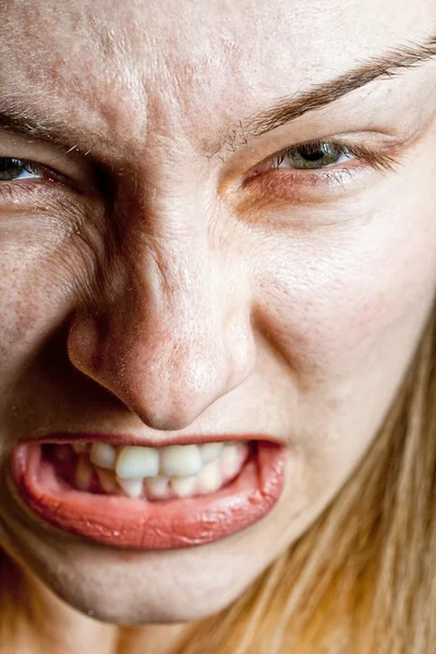 Τονίσω έννοια - closeup σε θυμωμένος δυσαρεστήθηκε γυναίκα — Φωτογραφία Αρχείου