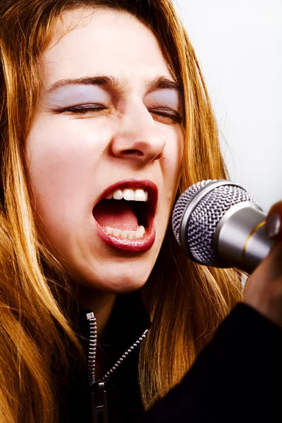 Rock müzik şarkıcısı - kadın mikrofon ile — Stok fotoğraf
