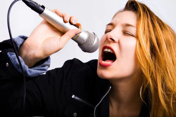 Cantante de rock femenino con micrófono en la mano — Foto de Stock