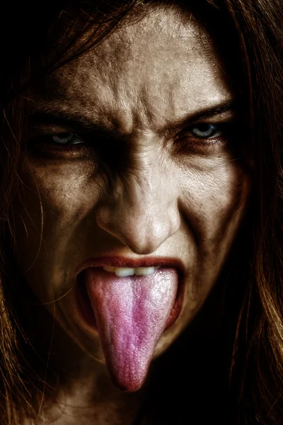 Böse unheimliche finstere Frau mit herausgestreckter Zunge — Stockfoto