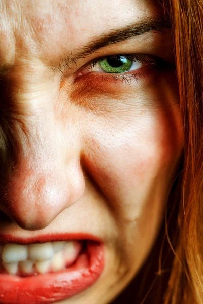 Visage de femme en colère avec des yeux terrifiants maléfiques — Photo