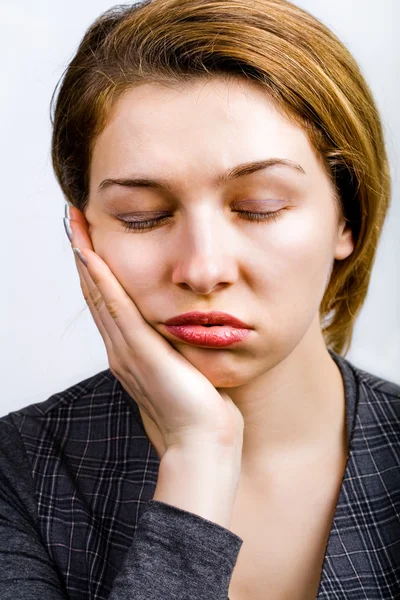 Mujer somnolienta que parece muy aburrida y cansada — Foto de Stock