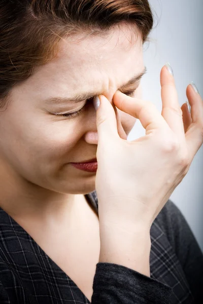 Stress en gezondheid concept - vrouw in de pijn van een hoofdpijn — Stockfoto