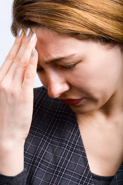 Kobieta z wielkim bólem głowy — Zdjęcie stockowe