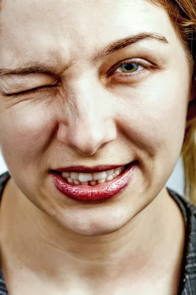 Mrknutí - žena dělat legrační obličej — Stock fotografie