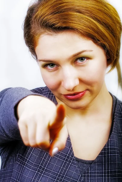 Una mujer señalando hacia adelante con su dedo — Foto de Stock