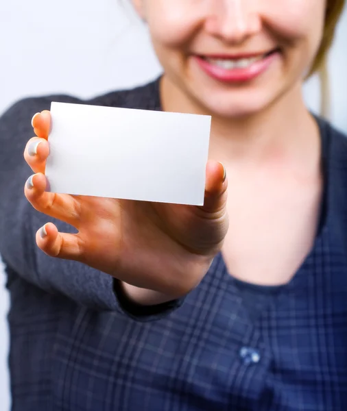 Ευτυχισμένη γυναίκα δείχνει κενό επαγγελματική κάρτα — Φωτογραφία Αρχείου