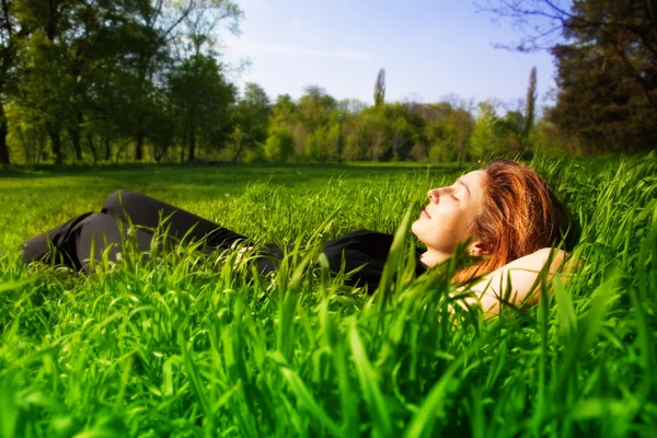 无忧无虑的概念 — — 女人放松户外在草丛中 — 图库照片