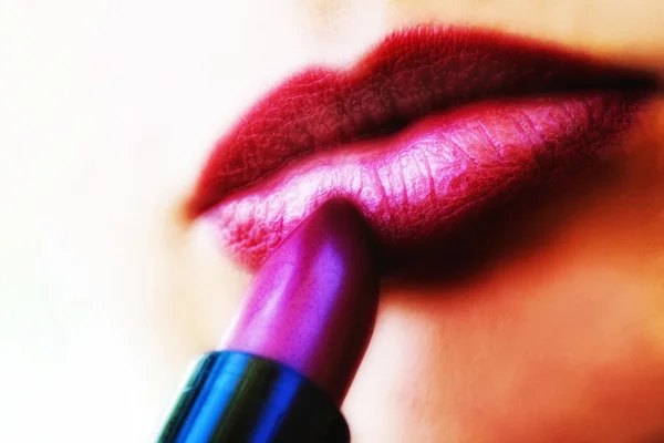 Close-up op rode lippenstift en sensuele volle lippen — Stockfoto
