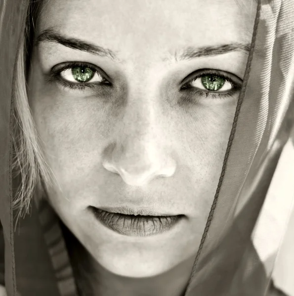 美しい目を持つ女性の功妙な肖像画 — ストック写真