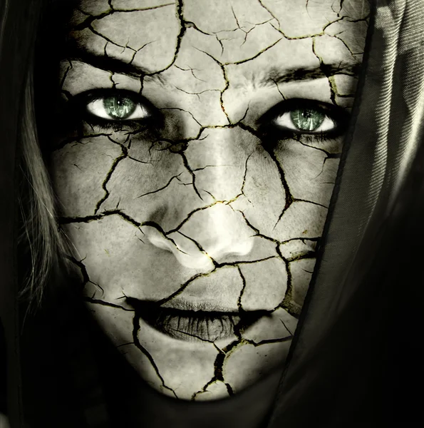Лицо женщины с потрескавшейся кожей — стоковое фото