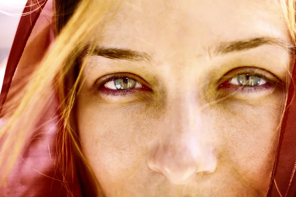 Retrato de close-up de mulher com belos olhos — Fotografia de Stock