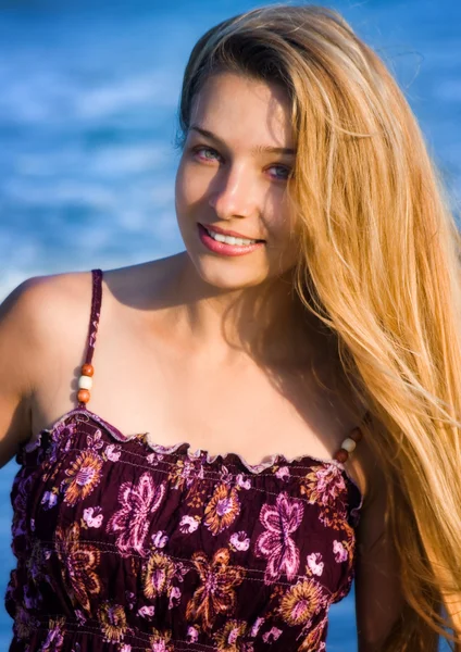 在海滩的金发女人 — 图库照片
