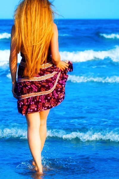 Parte posterior de la mujer sexy rubia caminando en el mar —  Fotos de Stock