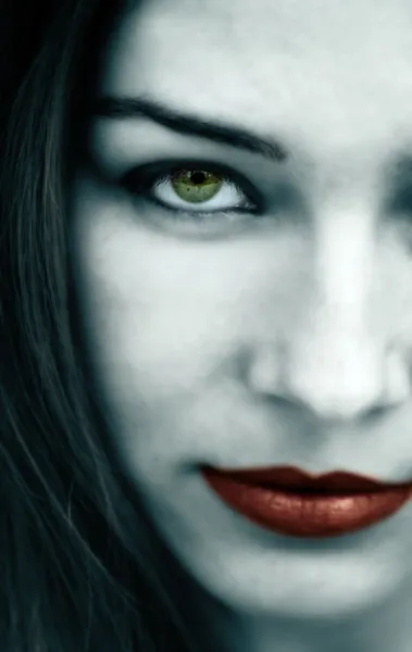 Gotische Frau mit blassem Gesicht und roten Lippen — Stockfoto