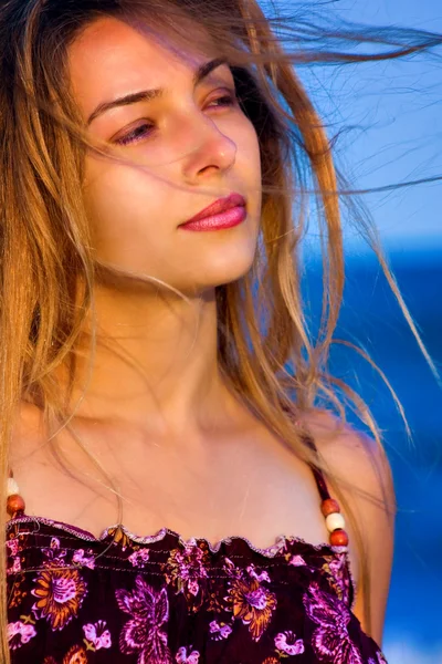 在海滩上的性感女人肖像 — 图库照片