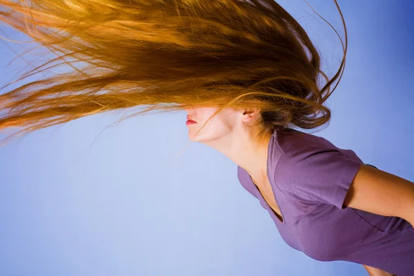 Aktive blonde Frau mit langen Haaren in Bewegung — Stockfoto