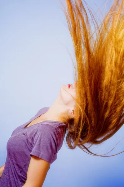 Ação de penteado - mulher com cabelo longo em movimento — Fotografia de Stock