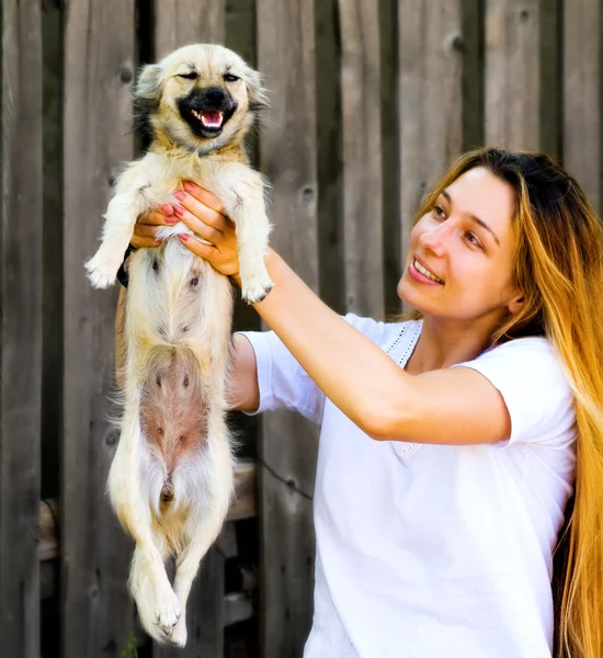 Mutlu anı - sevimli kadın ve onun komik köpek — Stok fotoğraf