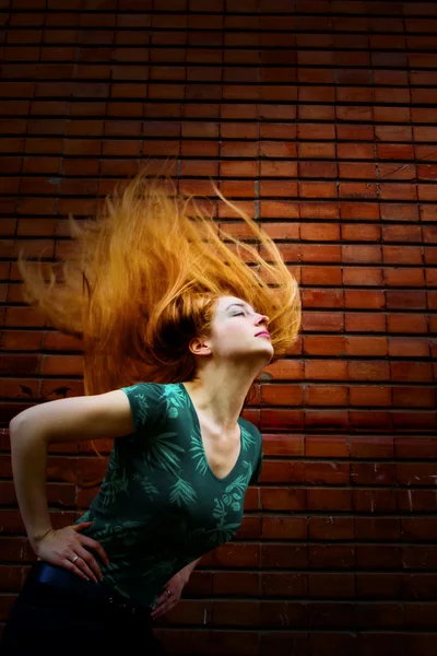 Záběr módní grunge ženy s pohybem vlasy — Stock fotografie