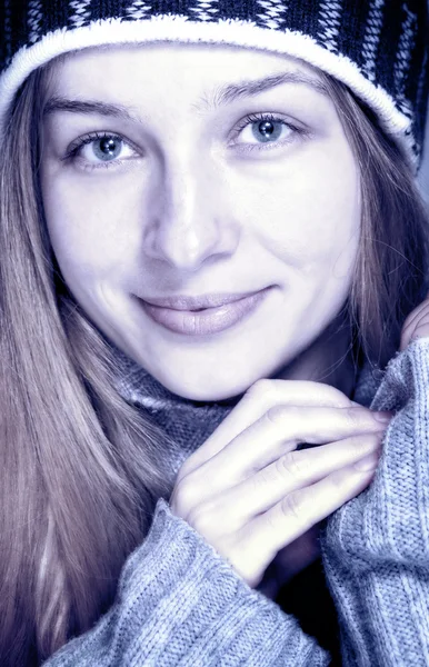 Зимний портрет красивой счастливой молодой женщины — стоковое фото
