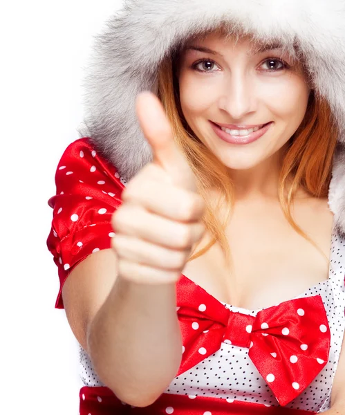 Winterporträt einer fröhlichen Frau, die Ok-Zeichen zeigt — Stockfoto