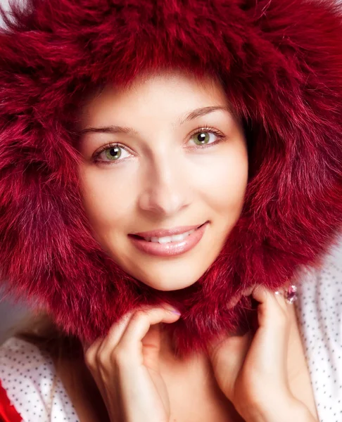 Winterporträt einer glücklichen Frau mit Pelzhaube — Stockfoto