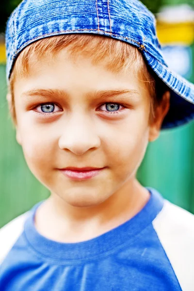 Egy aranyos gyerek, gyönyörű kék szemek — Stock Fotó
