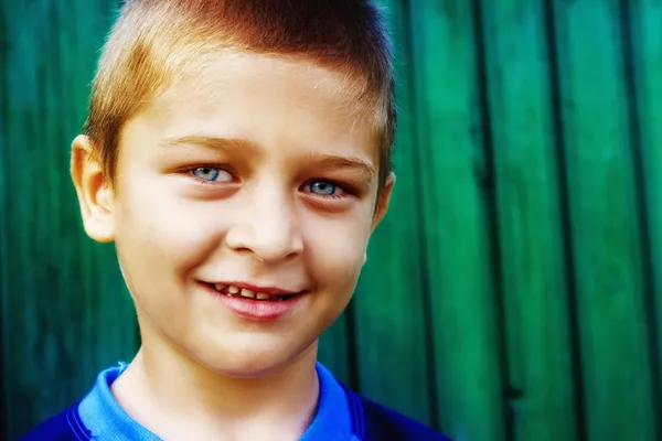 Aranyos fiú természetes mosoly portréja — Stock Fotó